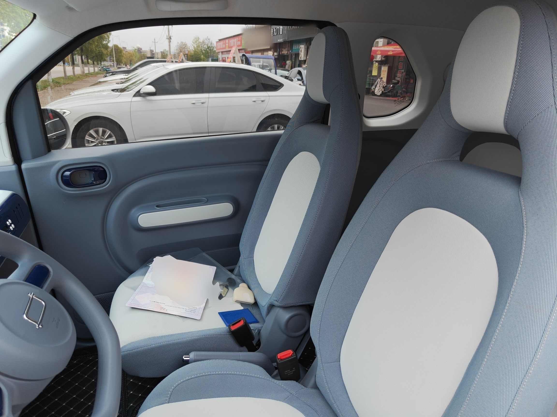 Переднее сиденье в автомобиле