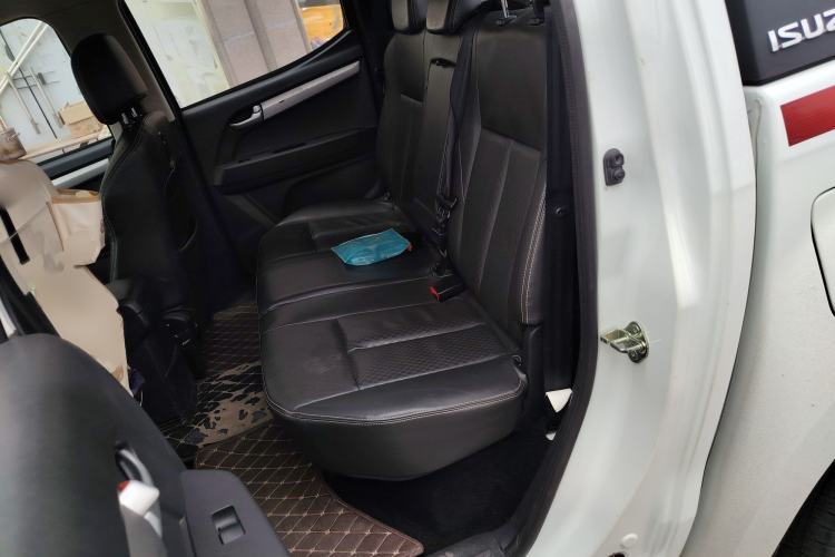 Used Isuzu D-MAX 2015 2.5T Four-Wheel Drive Automatic Ultra-Luxury Version 4JK1 Interior 4