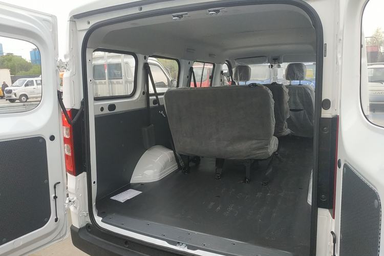 Used Wuling Yangguang 2024 300KM Comfort Version Passenger Van 75kW Trunk