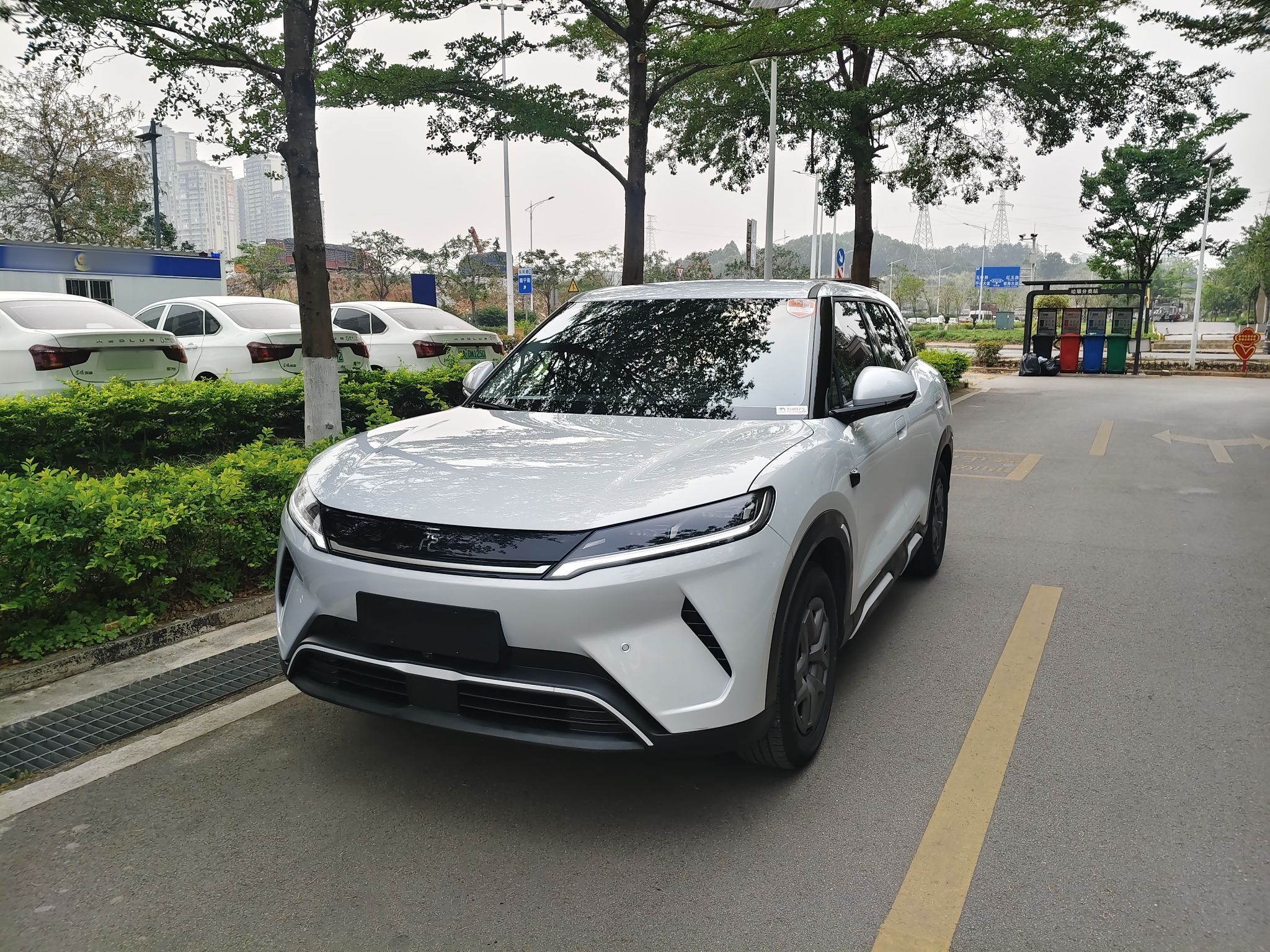 Под передней частью автомобиля