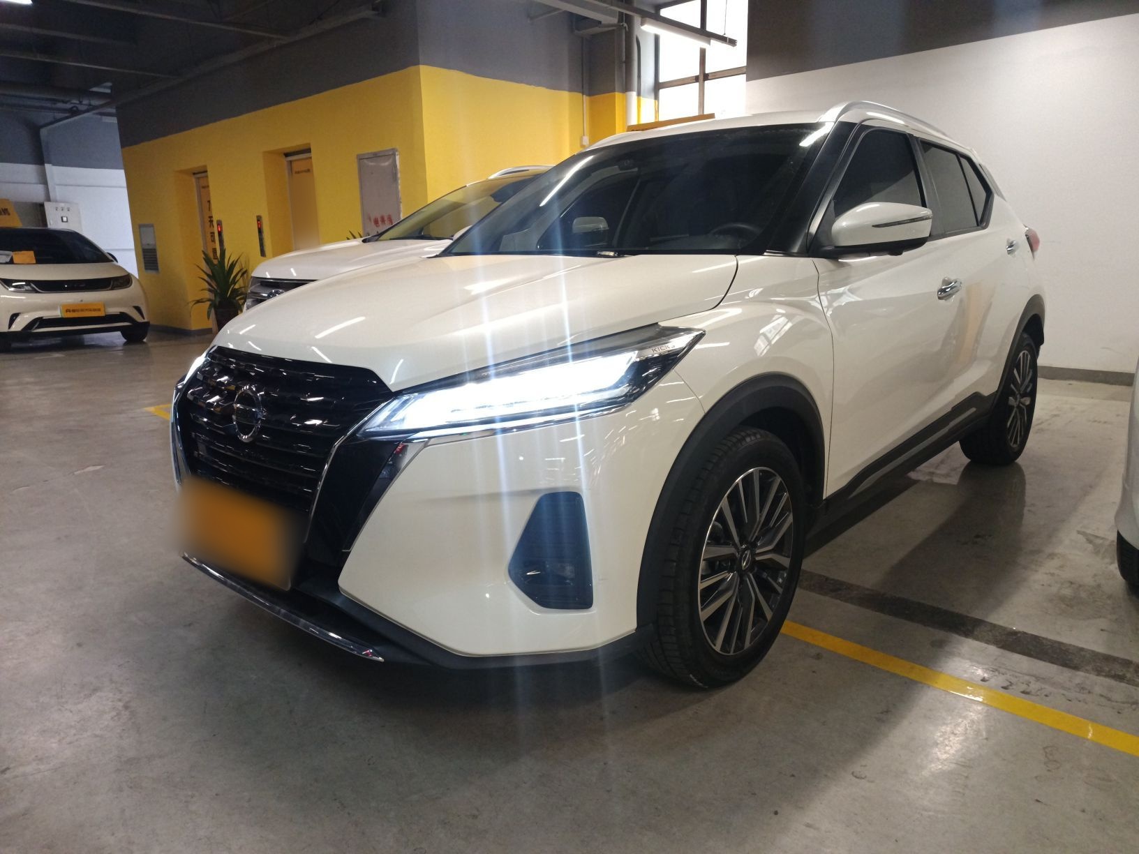 تحت مقدمة السيارة