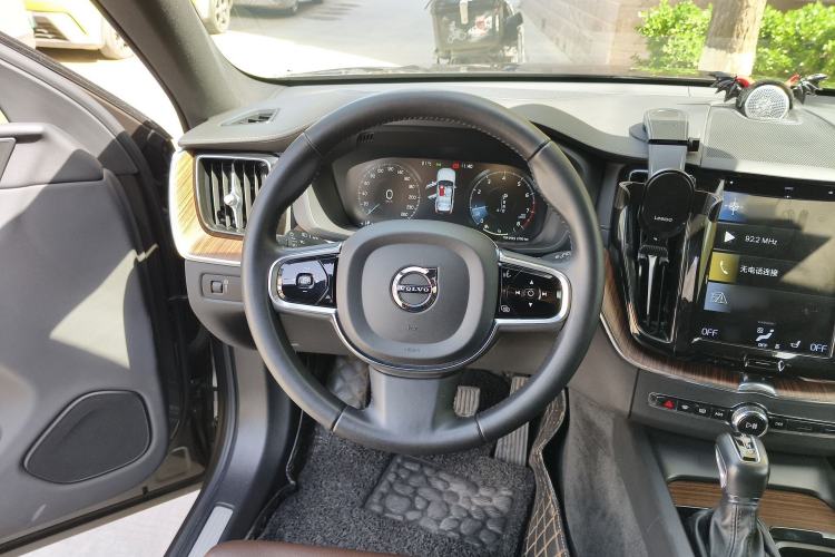 Used Volvo XC60 2021 T5 4x4 Smart Luxury Edition Steering Wheel