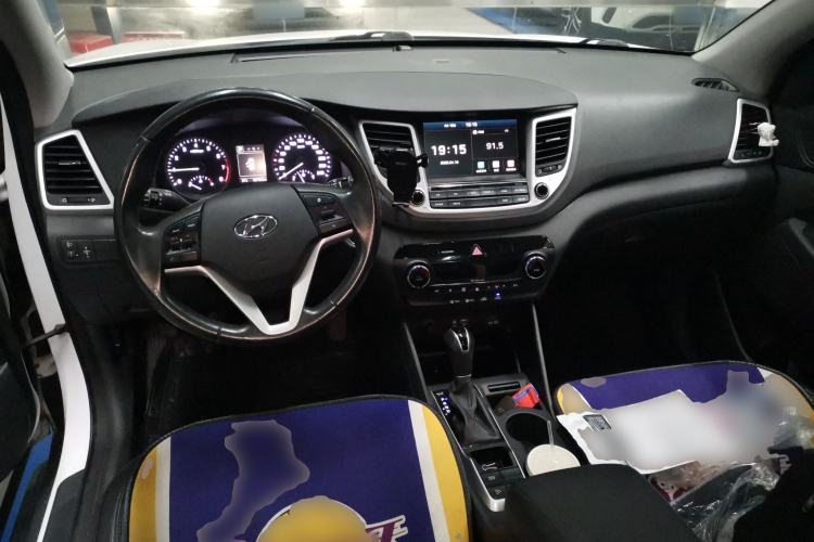 Used Hyundai Tucson 2018 1.6T Dual-Clutch Two-Wheel Drive 15th Anniversary Special Edition Center Console