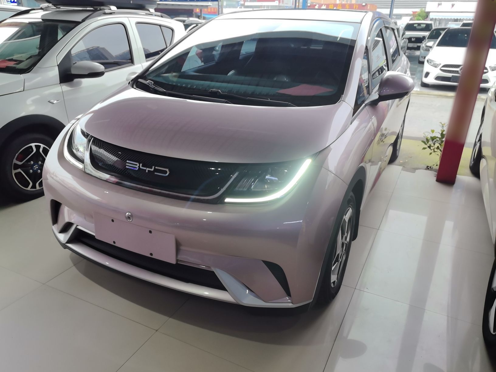 Под передней частью автомобиля