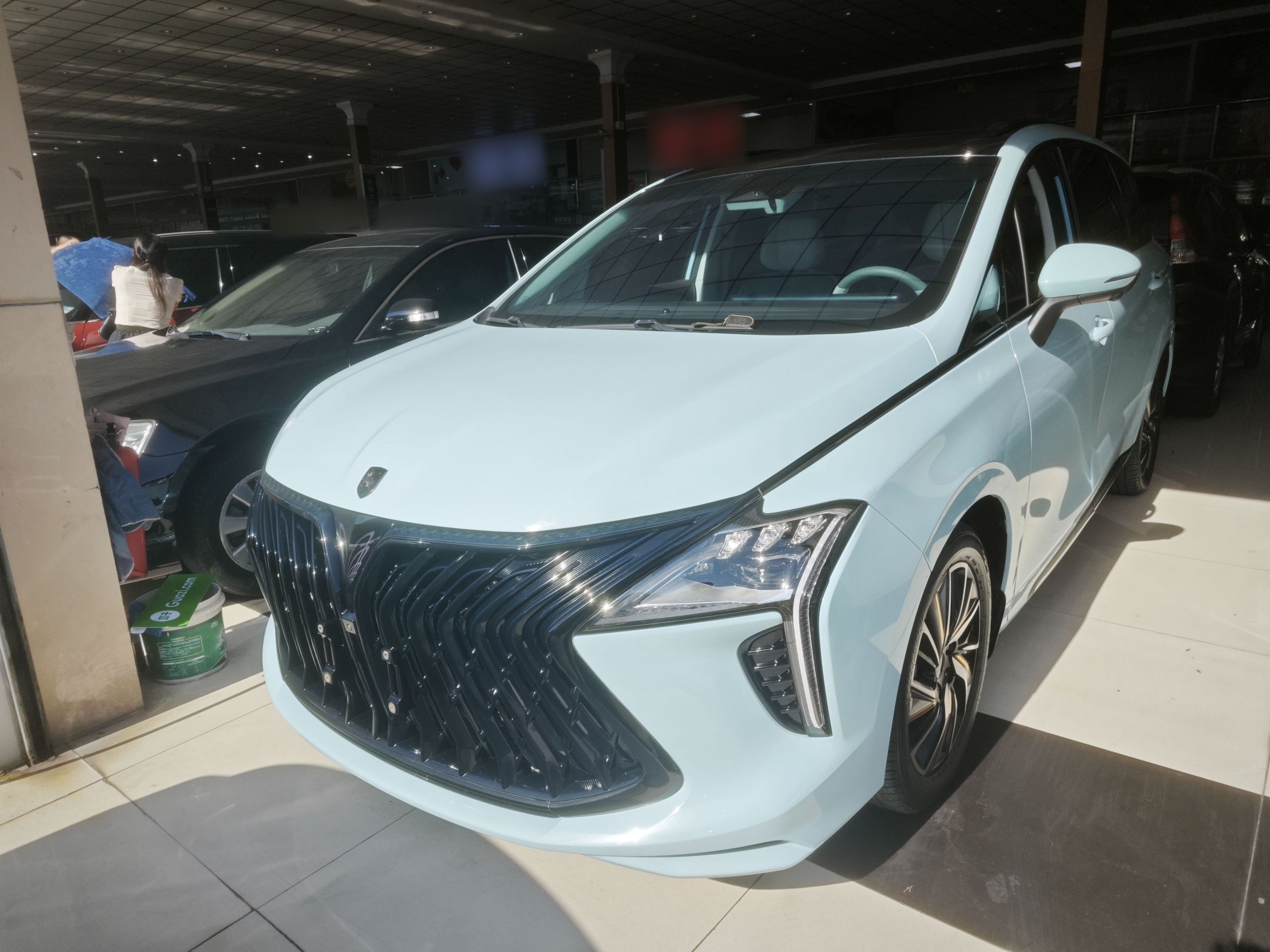 تحت مقدمة السيارة