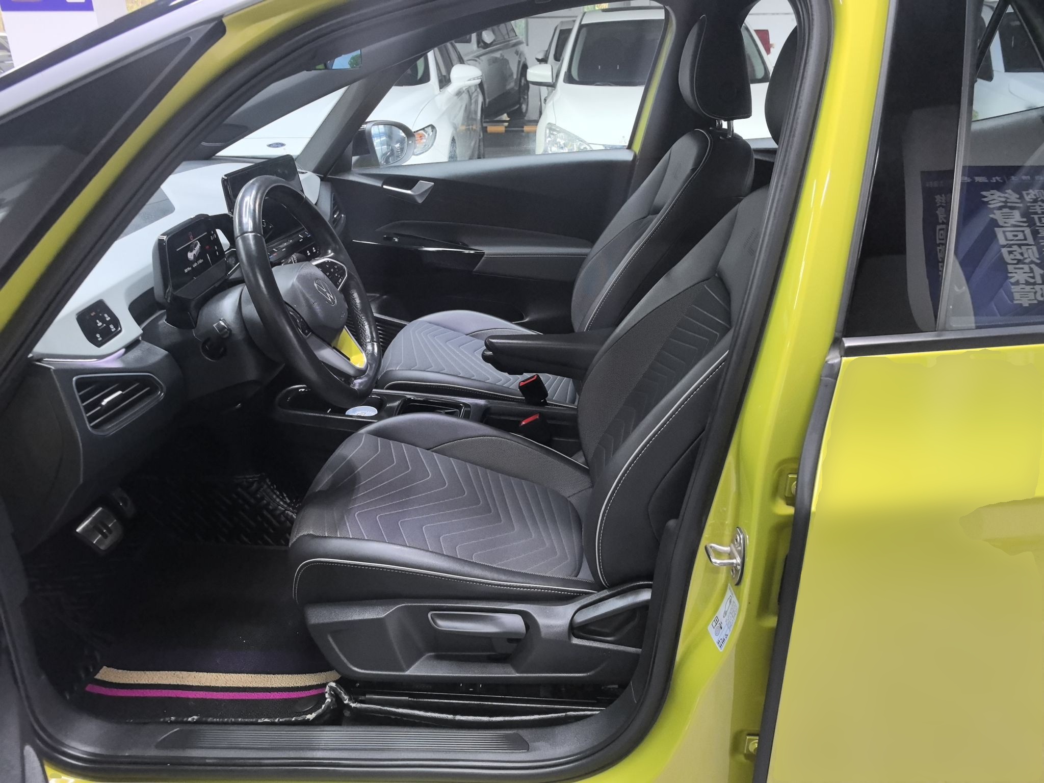 المقاعد الأمامية داخل السيارة