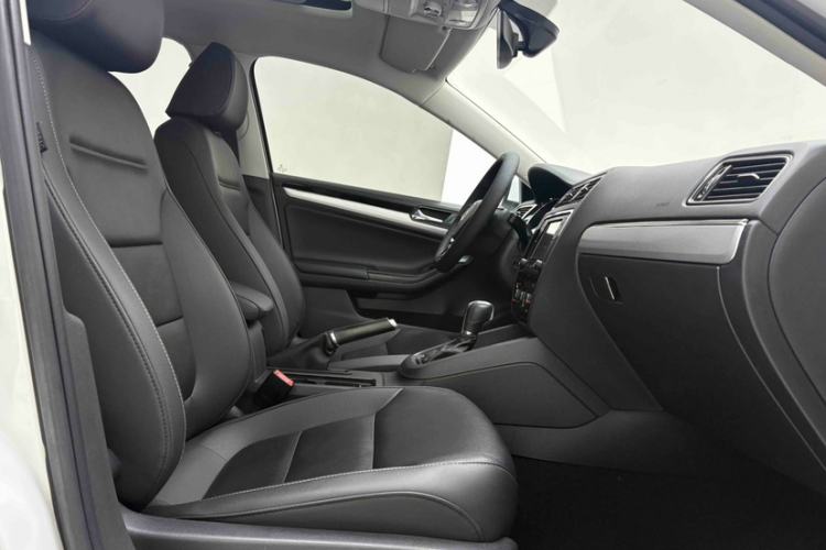 Used Volkswagen Sagitar 2018 1.6L Automatic Comfort Model Interior 1