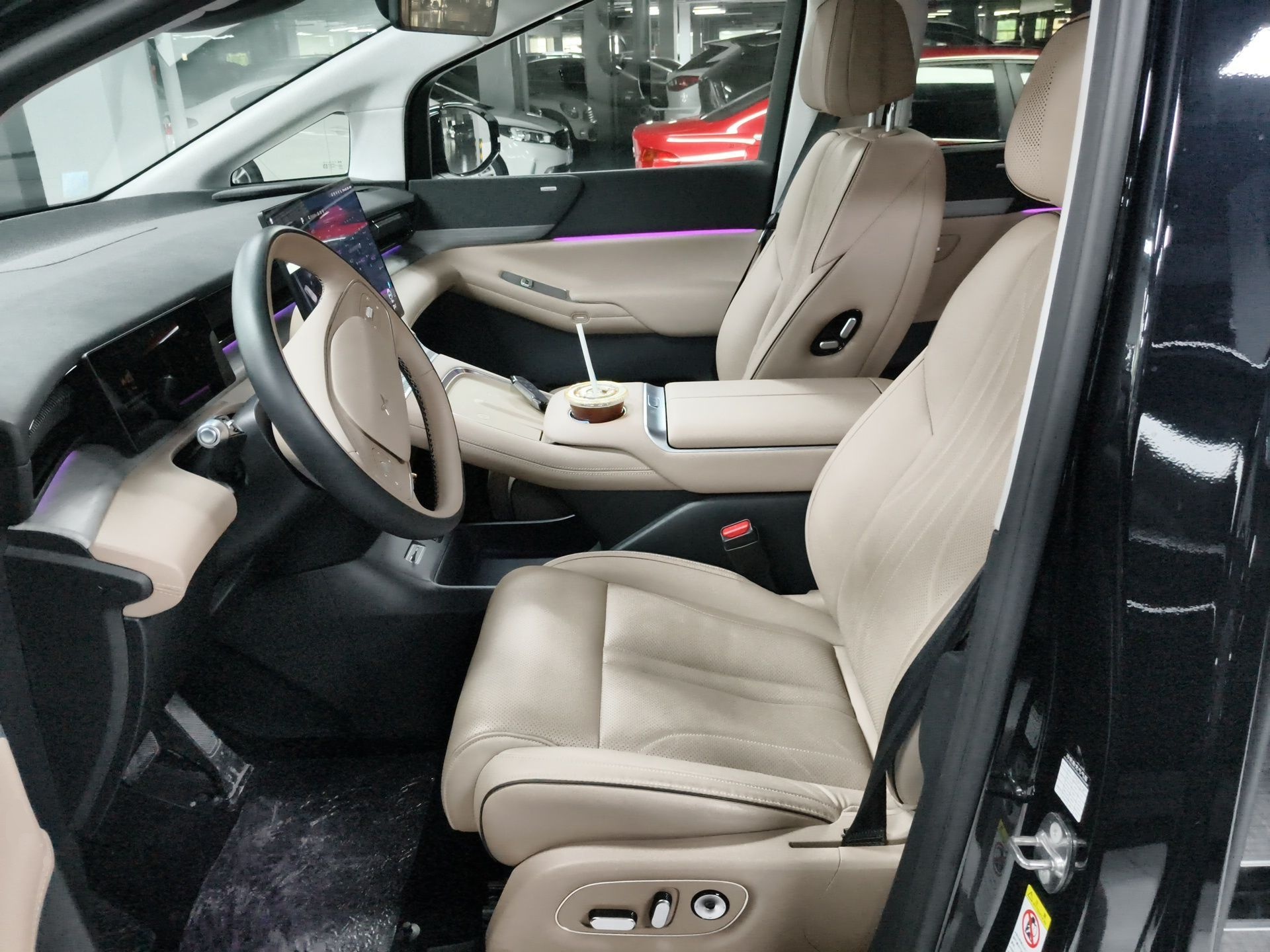 Переднее сиденье в автомобиле