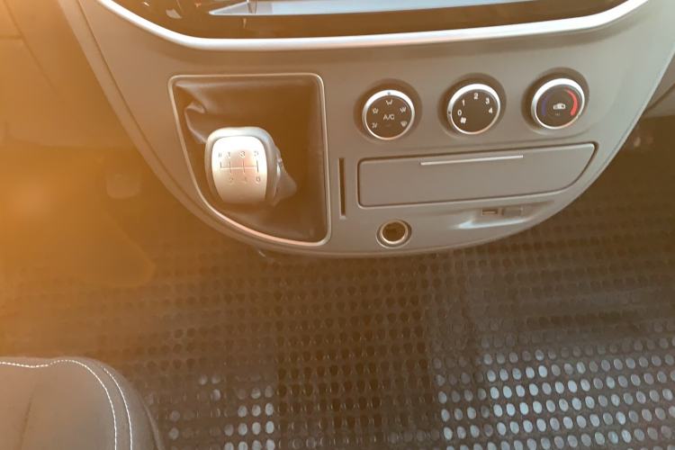 Used SAIC MAXUS Xintu V80 2019 2.5T Classic Edition 6-Speed Manual – Aoyuntong Modified Version Short Wheelbase Mid-Height Roof 5/6 Seats
