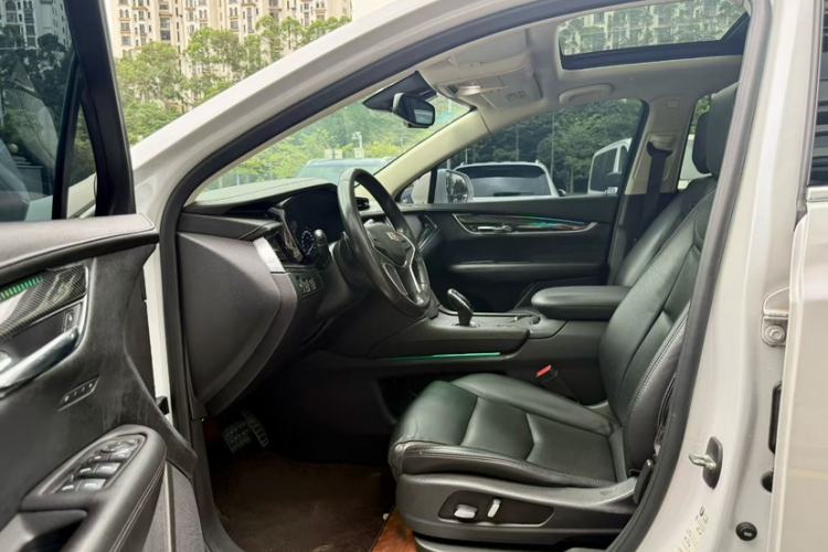 Used Cadillac XT5 2018 25T Luxury Model Interior 2