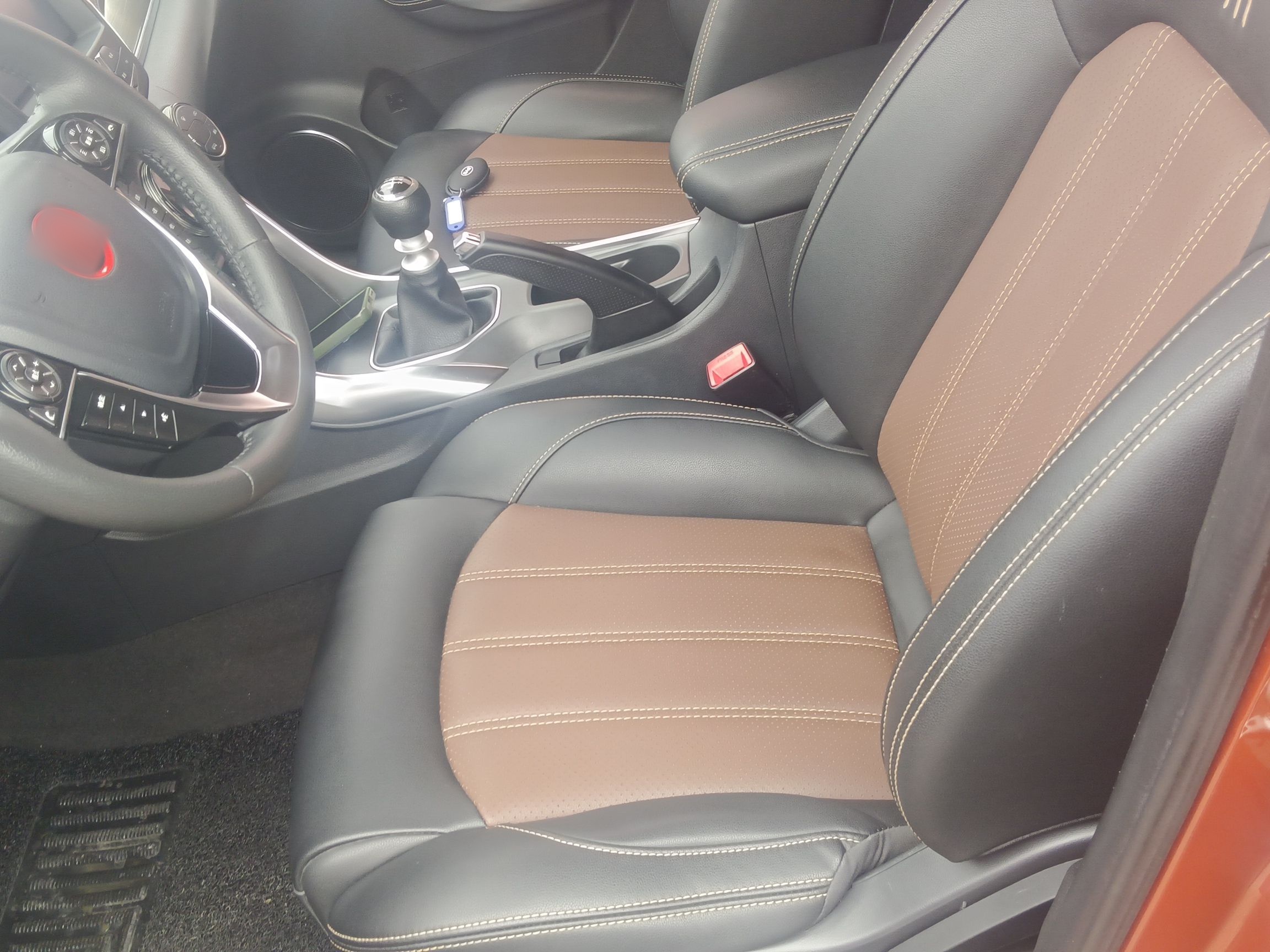 المقاعد الأمامية داخل السيارة