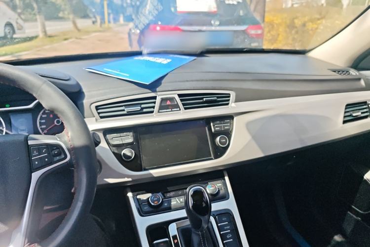 Used Geely Auto Emgrand X7 Sport 2018 1.8TD Automatic Two-Wheel Drive Zhiya Model Center Console