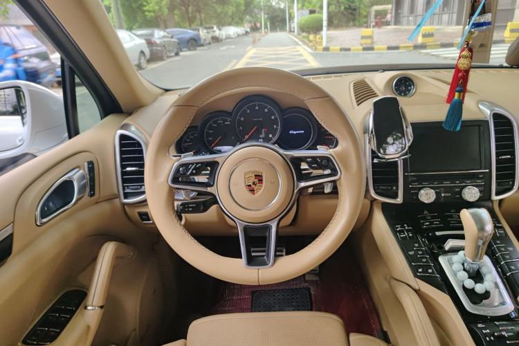 Used Porsche Cayenne 2016 Cayenne Platinum Edition 3.0T Steering Wheel