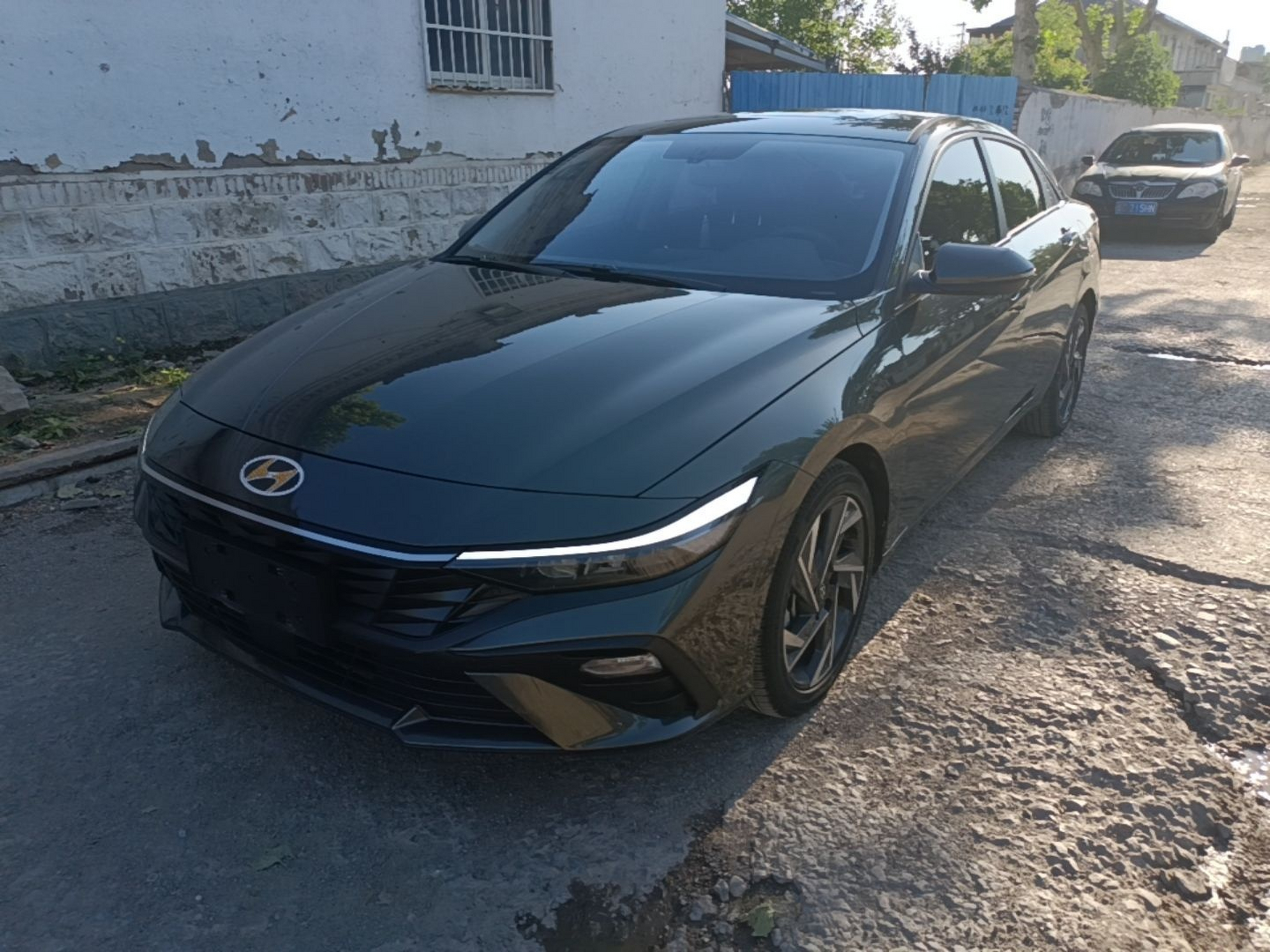 Под передней частью автомобиля