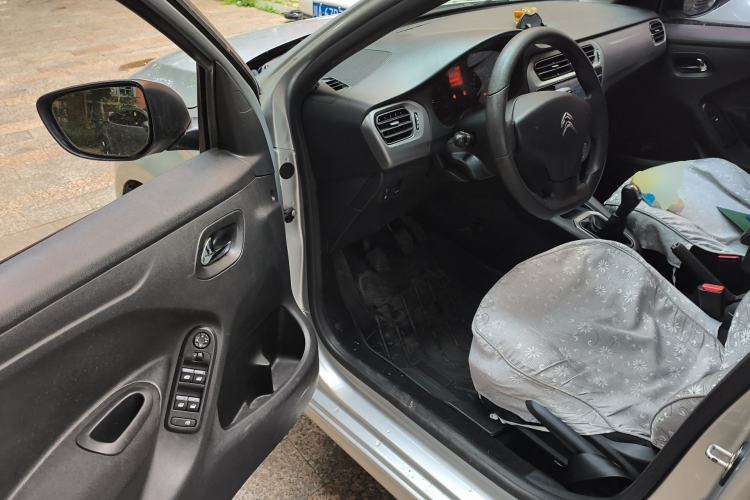 Used Citroen Elysee 2015 Zhishang Edition 1.6L Manual Fashion Model Driver Seat