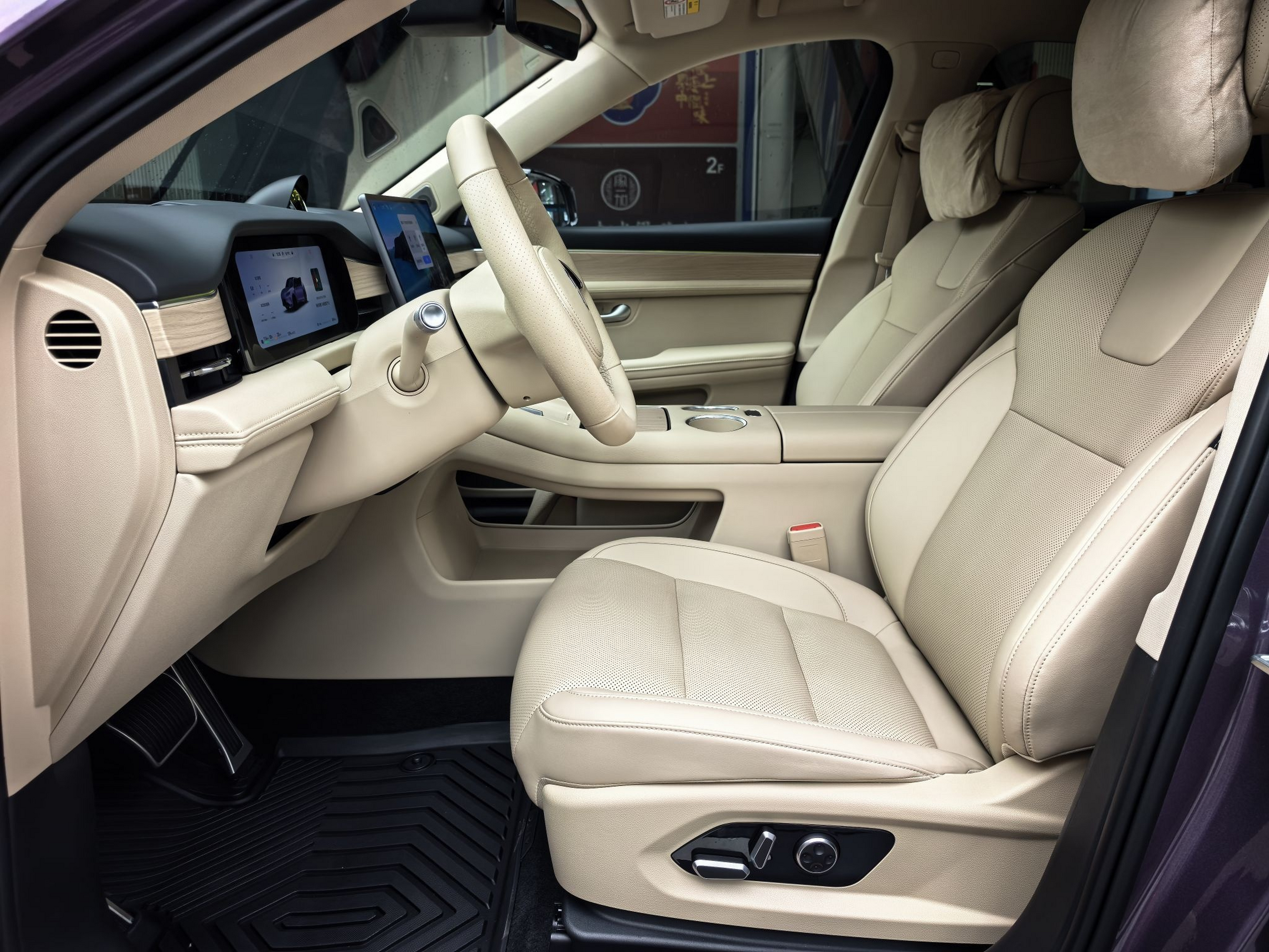 المقاعد الأمامية داخل السيارة