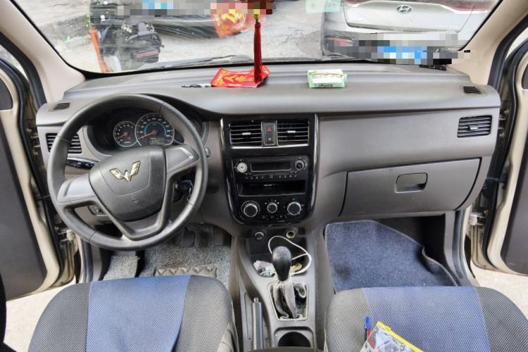 Used Wuling Rongguang V 2016 1.5L Standard Version Center Console