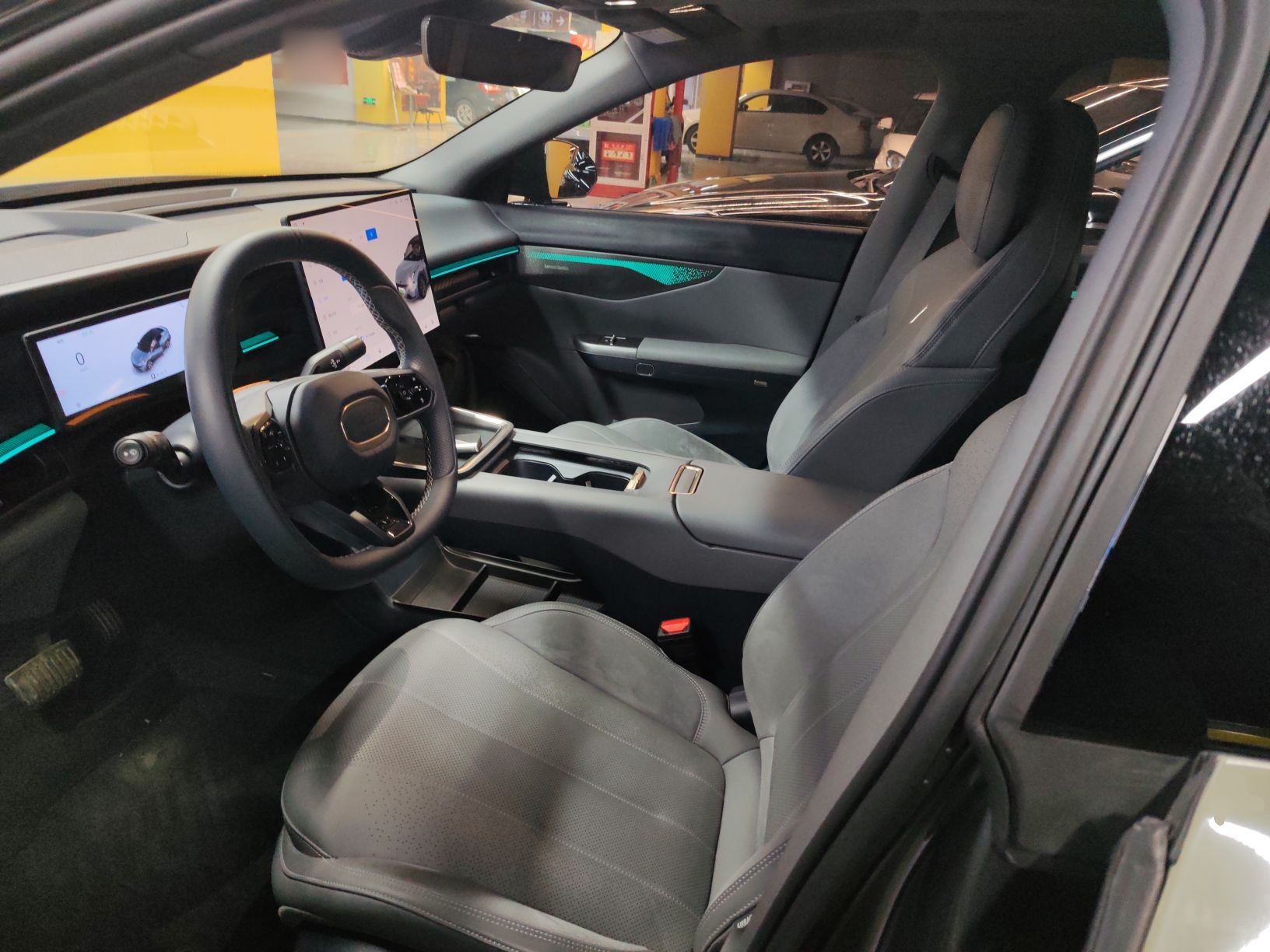 المقاعد الأمامية داخل السيارة