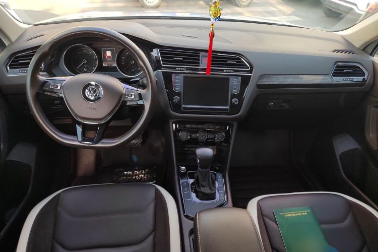 Used Volkswagen Tiguan L 2017 330TSI Automatic Two-Wheel Drive Luxury Edition Interior 2