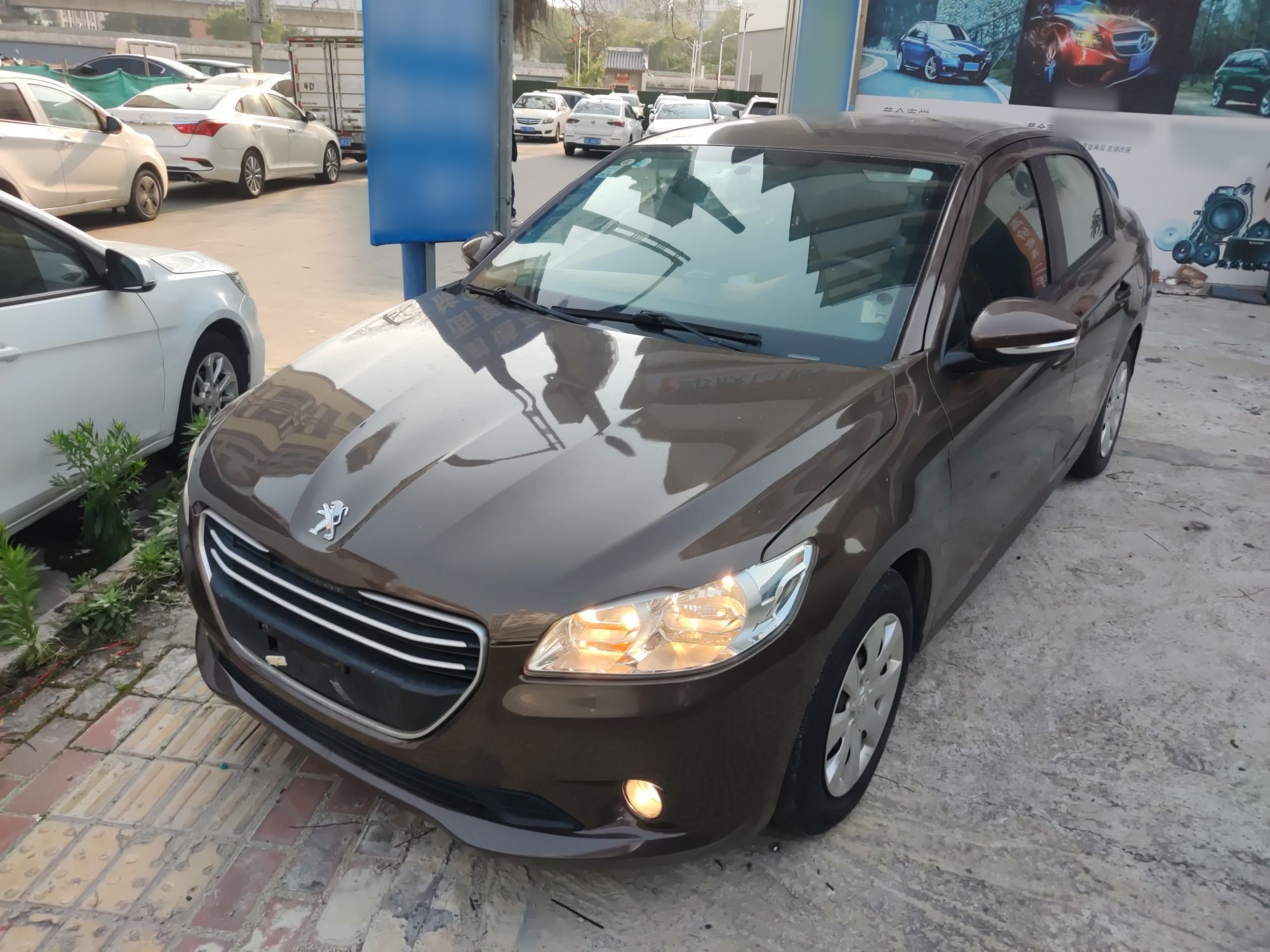 تحت مقدمة السيارة