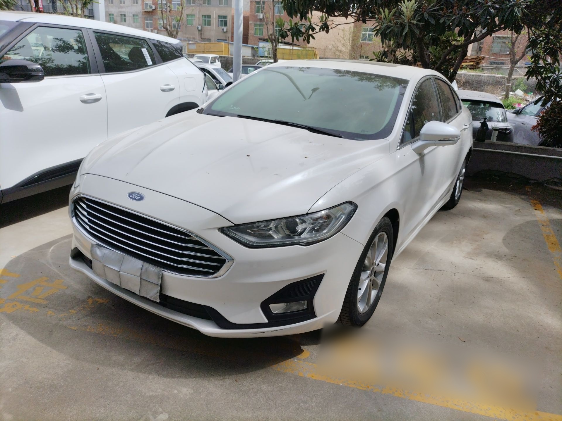 Под передней частью автомобиля