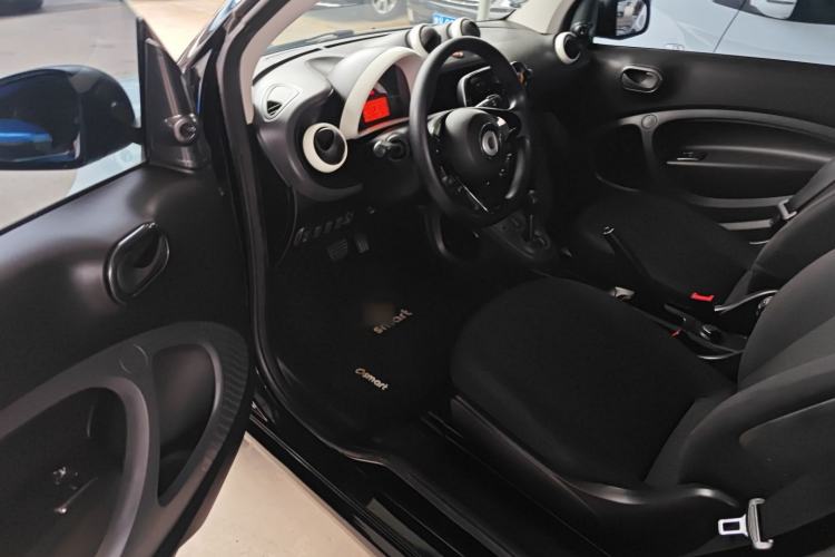 Used smart fortwo 2015 1.0L 52 kW hardtop Dynamic version
