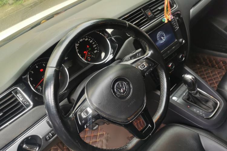 Used Volkswagen Sagitar 2017 230TSI Automatic Comfort Version Steering Wheel