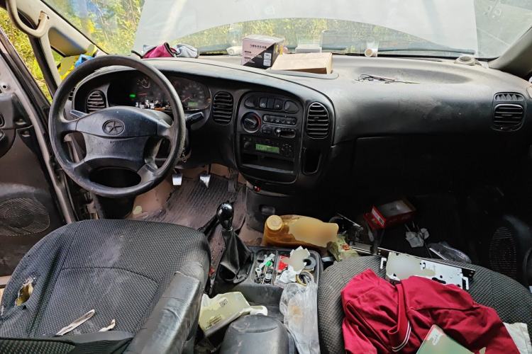 Used JAC Group Refine 2011 2.0L Shuttle Gasoline Standard Edition HFC4GA3 Center Console