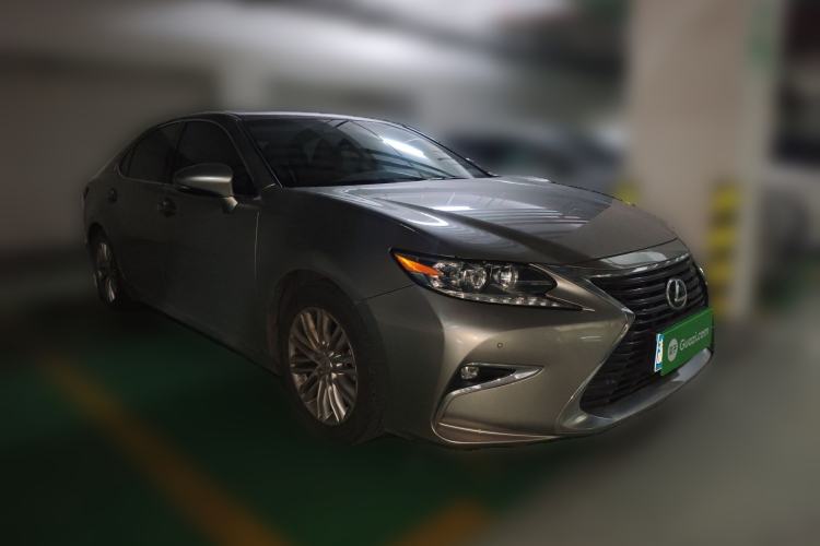 Used Lexus ES 2015 250 Elegant Edition Front Right 45 Deg