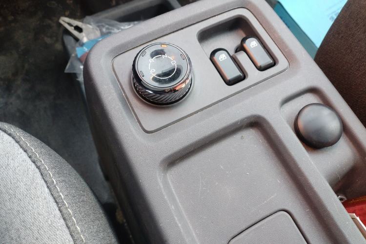 Used Wuling Yangguang 2024 300KM Comfort Version Passenger Van 75kW Gear Lever