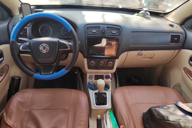 Used Dongfeng Fengon 330 2014 1.5L Manual Utility Version DK15 Center Console