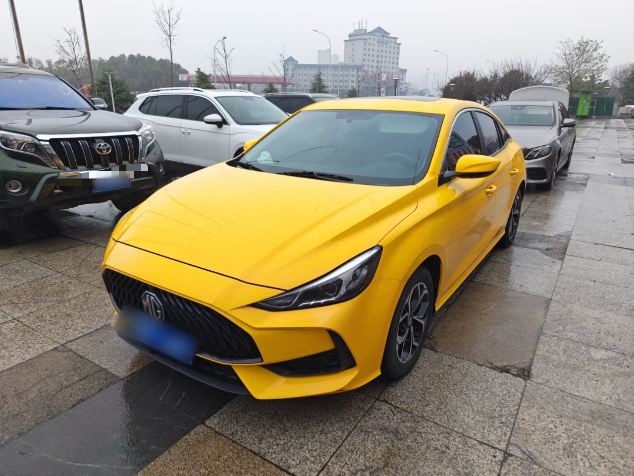 Под передней частью автомобиля