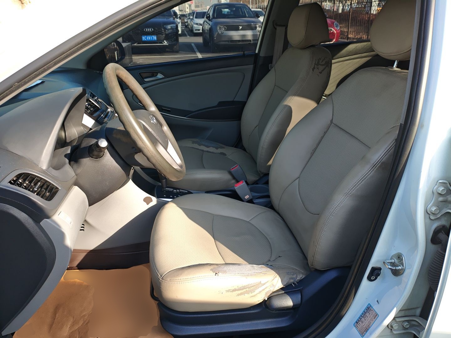 Переднее сиденье в автомобиле