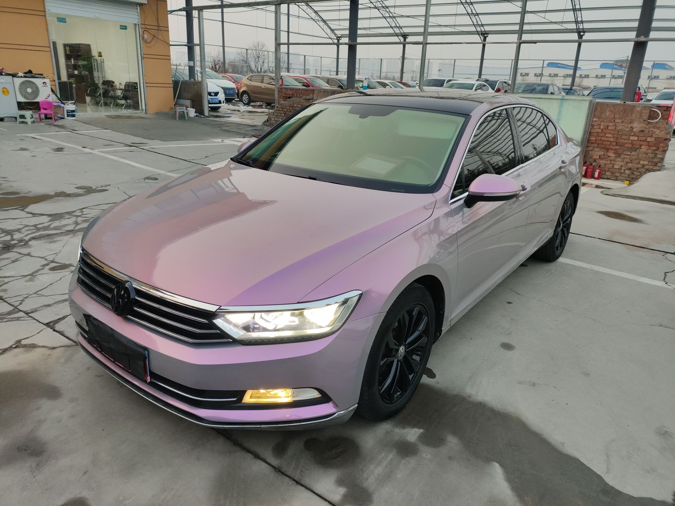 تحت مقدمة السيارة