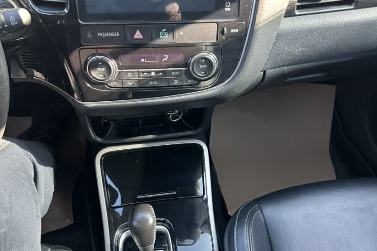 Used Mitsubishi Outlander 2019 2.0L Two-Wheel Drive Comfort Edition 5 Seats China VI Standard Interior 9