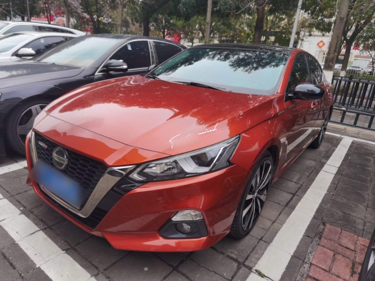 Под передней частью автомобиля