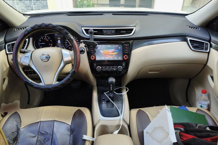 Used Nissan X-Trail 2014 2.5L CVT Leading Edition 4WD Center Console