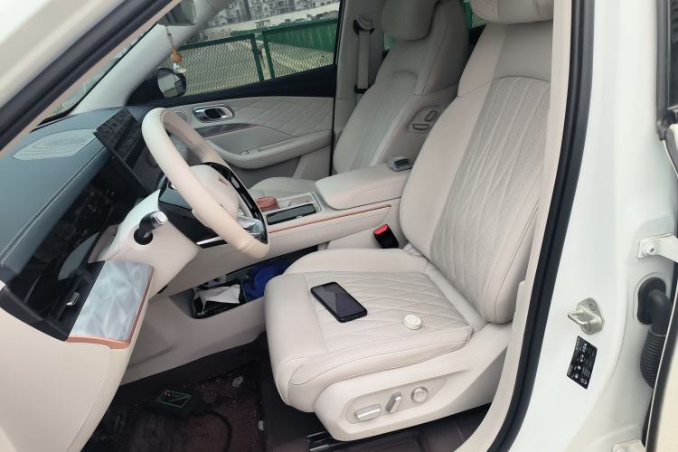 Used NETA L 2024 Extended-Range 310 Flash Charge PRO Edition Left Front Seat