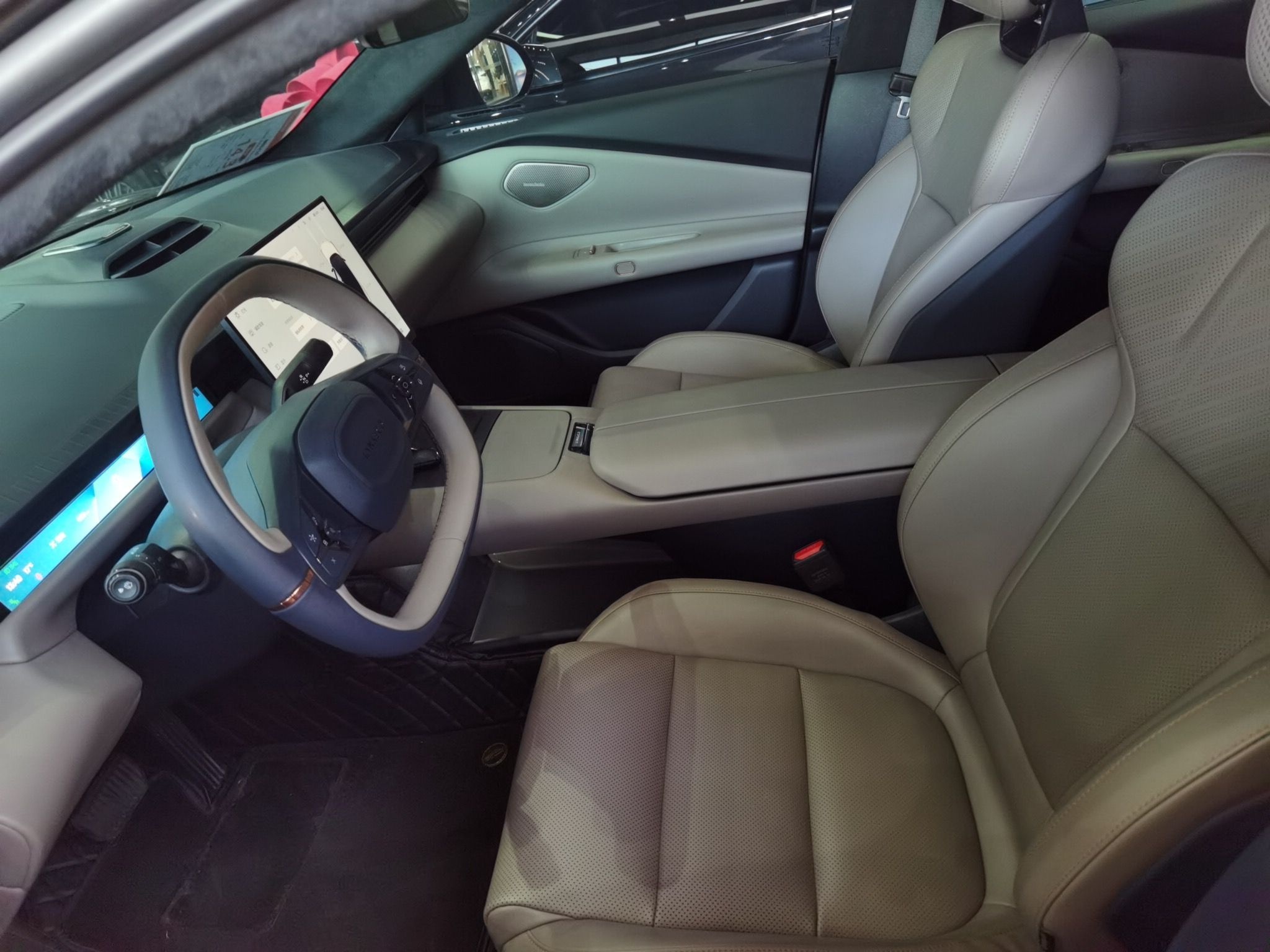 المقاعد الأمامية داخل السيارة