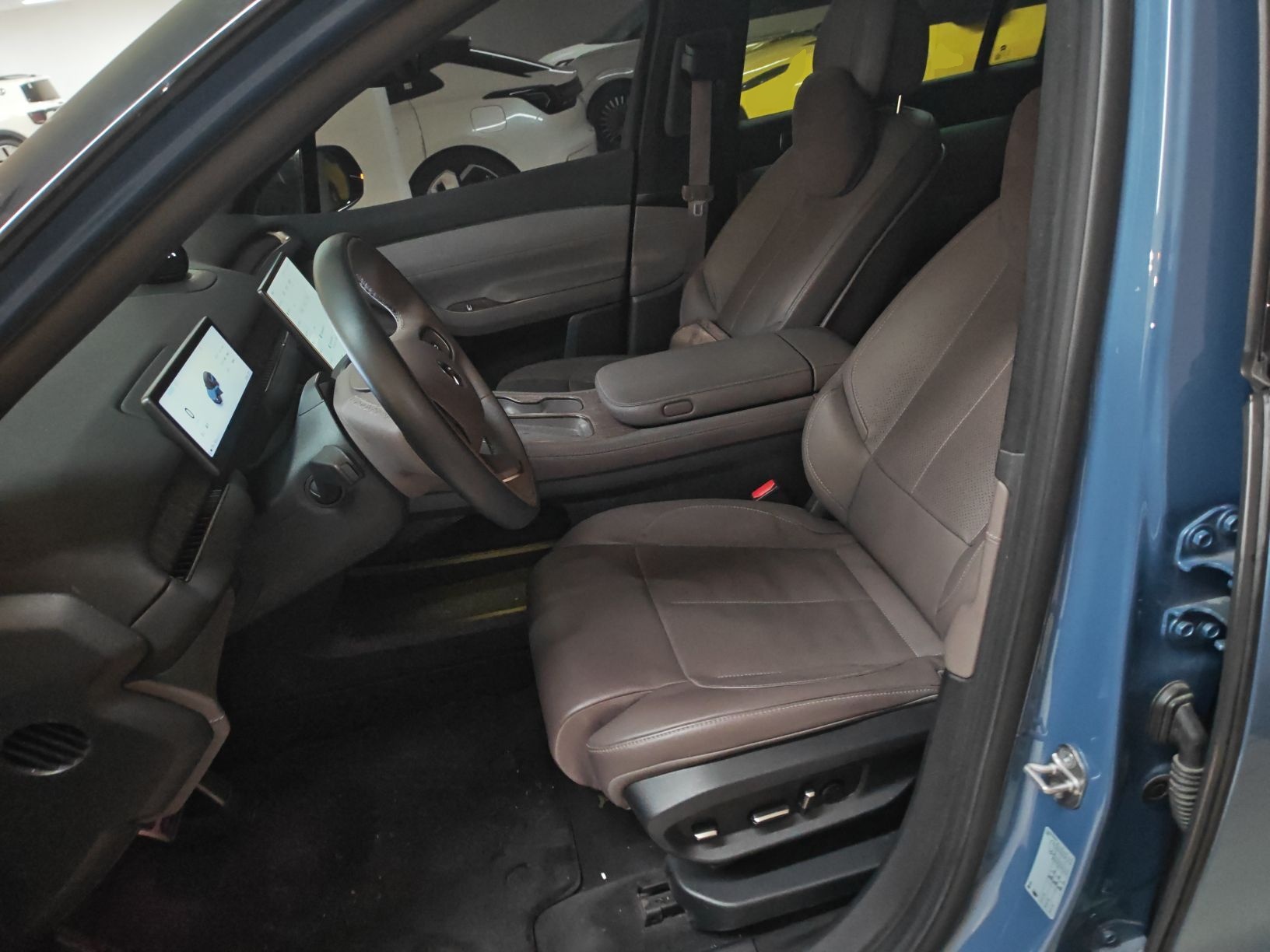 Переднее сиденье в автомобиле