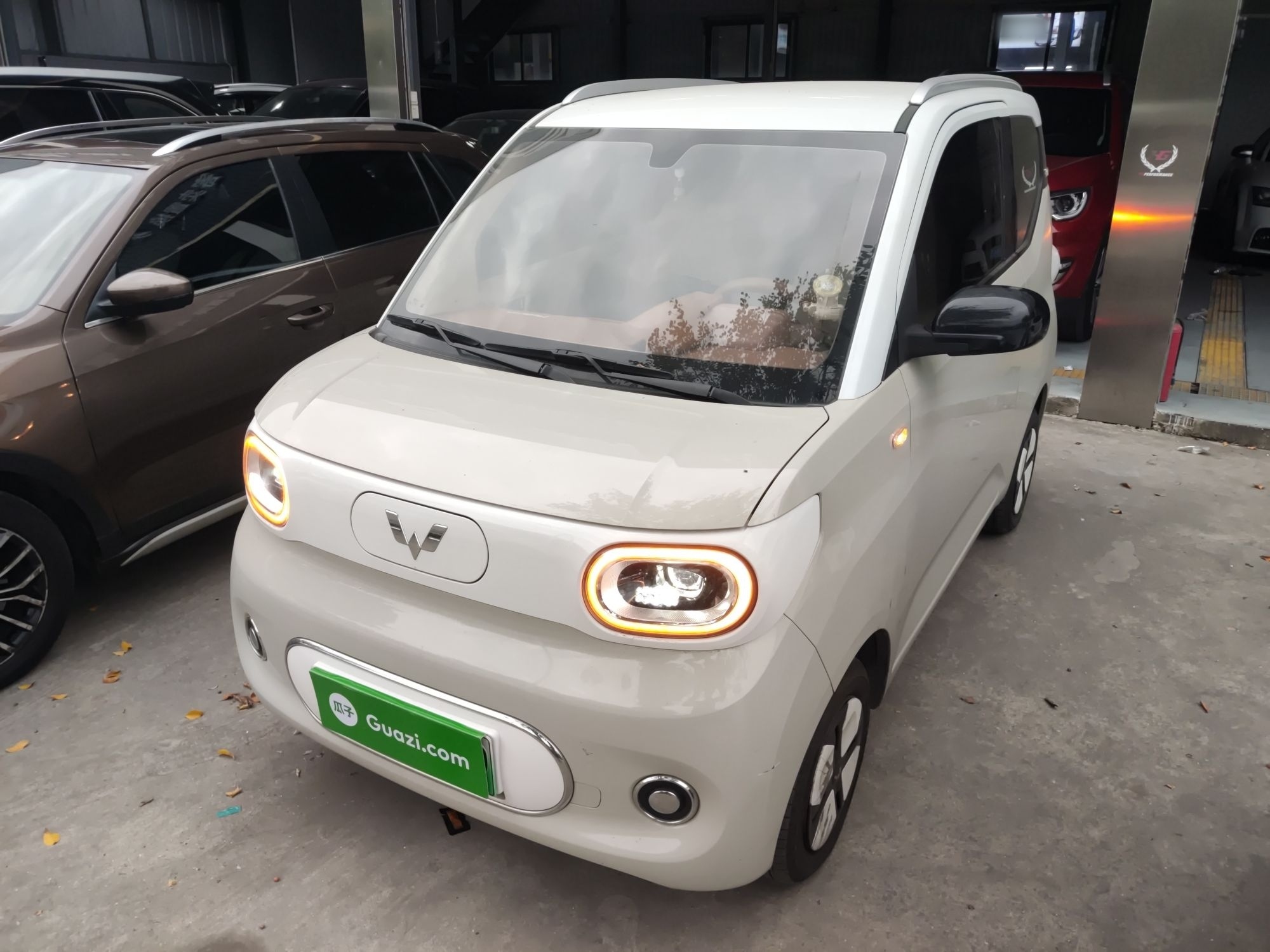 تحت مقدمة السيارة