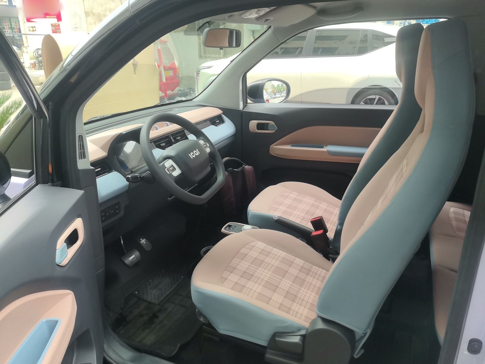 المقاعد الأمامية داخل السيارة