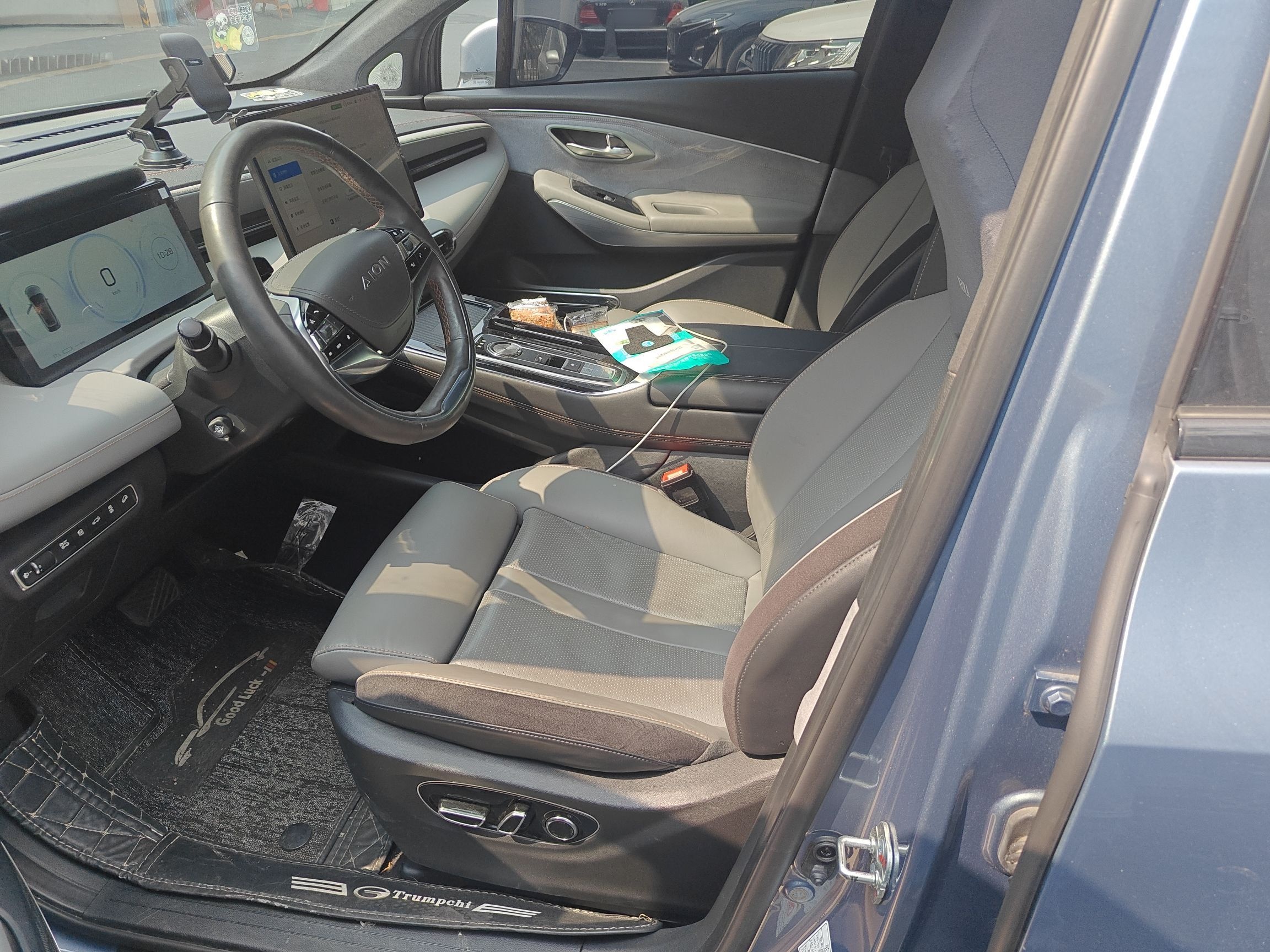 Переднее сиденье в автомобиле