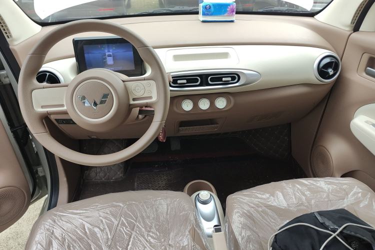 Used Wuling Hongguang MINIEV 2025 Four-Door Version Advanced Edition Center Console