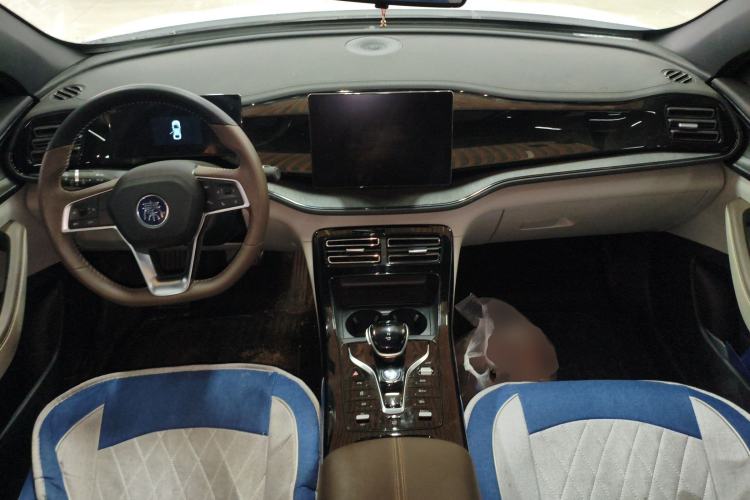 Used BYD Qin PLUS 2024 HONOR Edition DM-i 55KM Leading Model Center Console