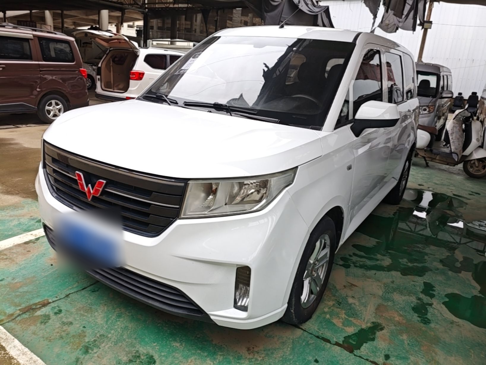 تحت مقدمة السيارة