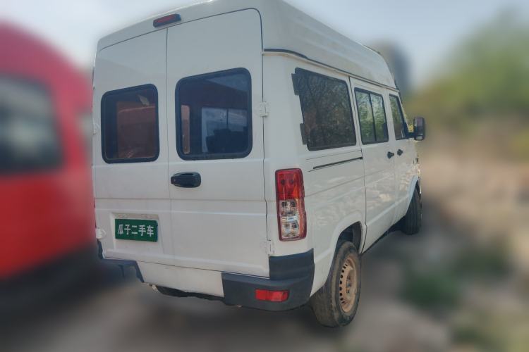Used Iveco Daily 2020 2.5T A35 Passenger Van Single-Tire Mid-Roof Design 5-9 Seater with Sliding Side Door Meeting China VI Emission Standards
