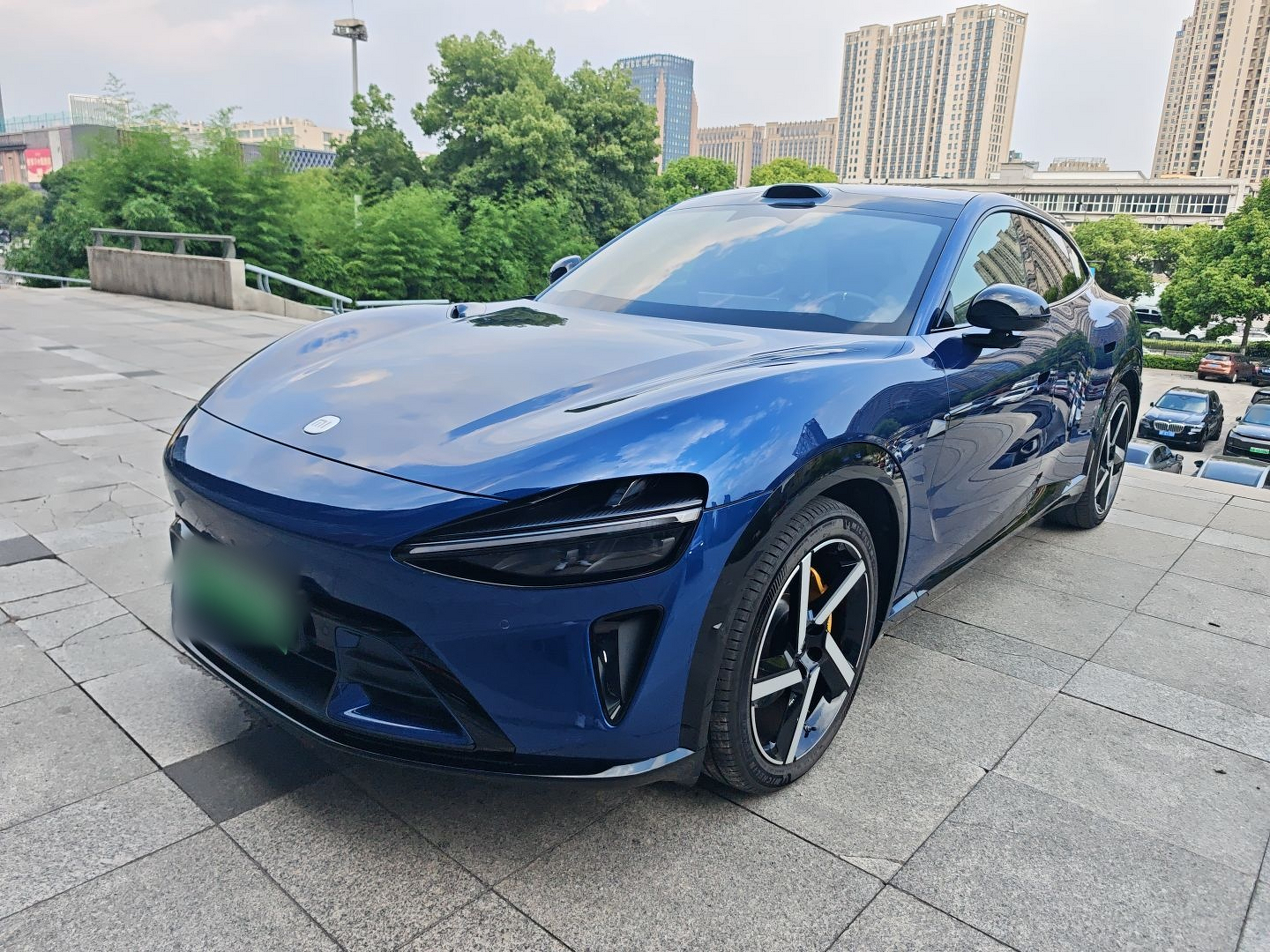 Под передней частью автомобиля