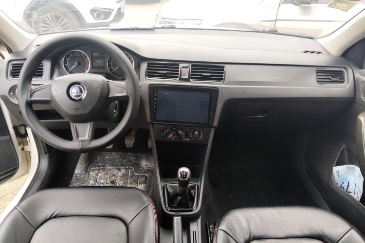 Used Skoda Rapid Spaceback 2016 Revised Version 1.6L Manual Front-Drive Edition Center Console