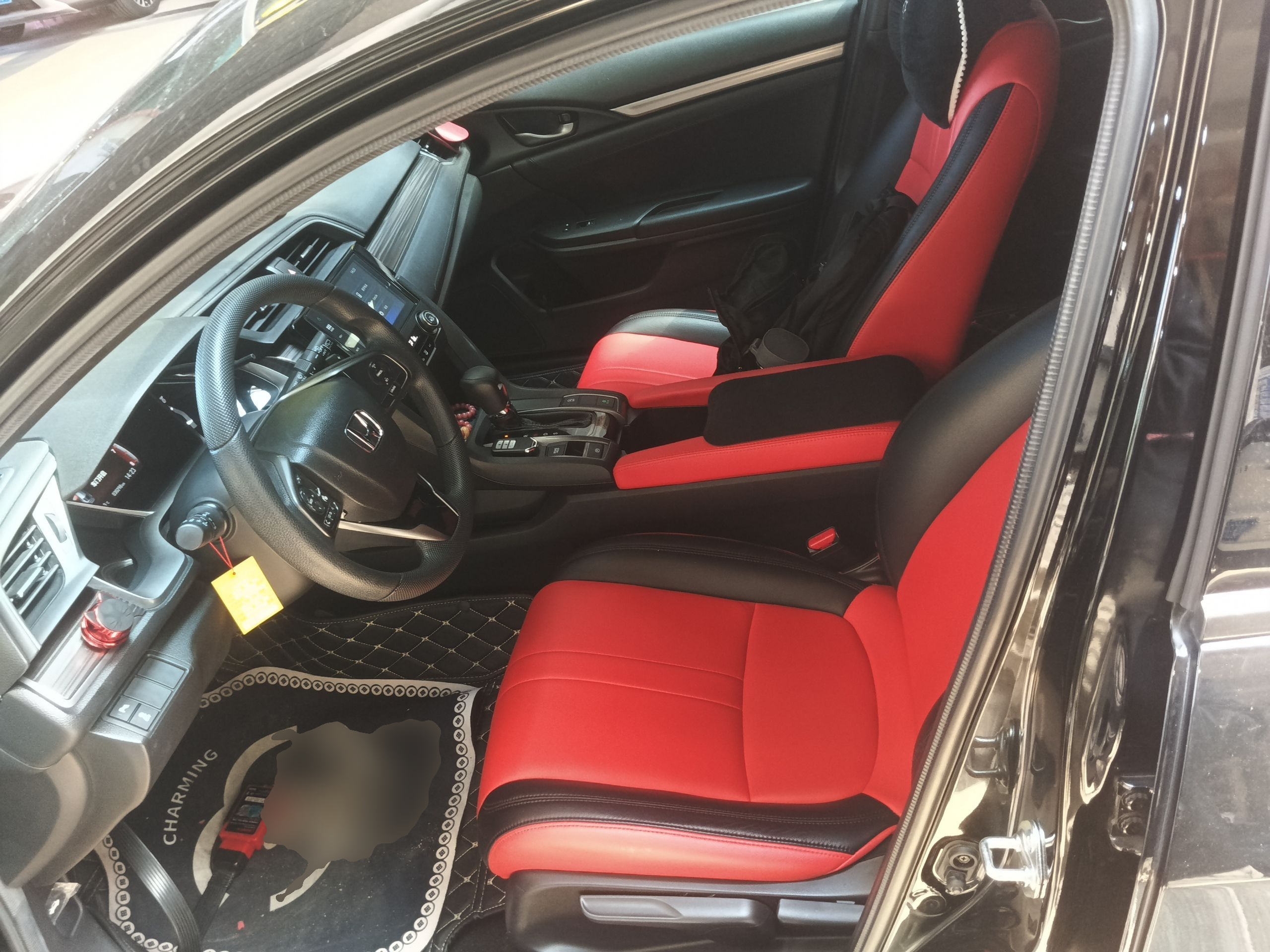 المقاعد الأمامية داخل السيارة